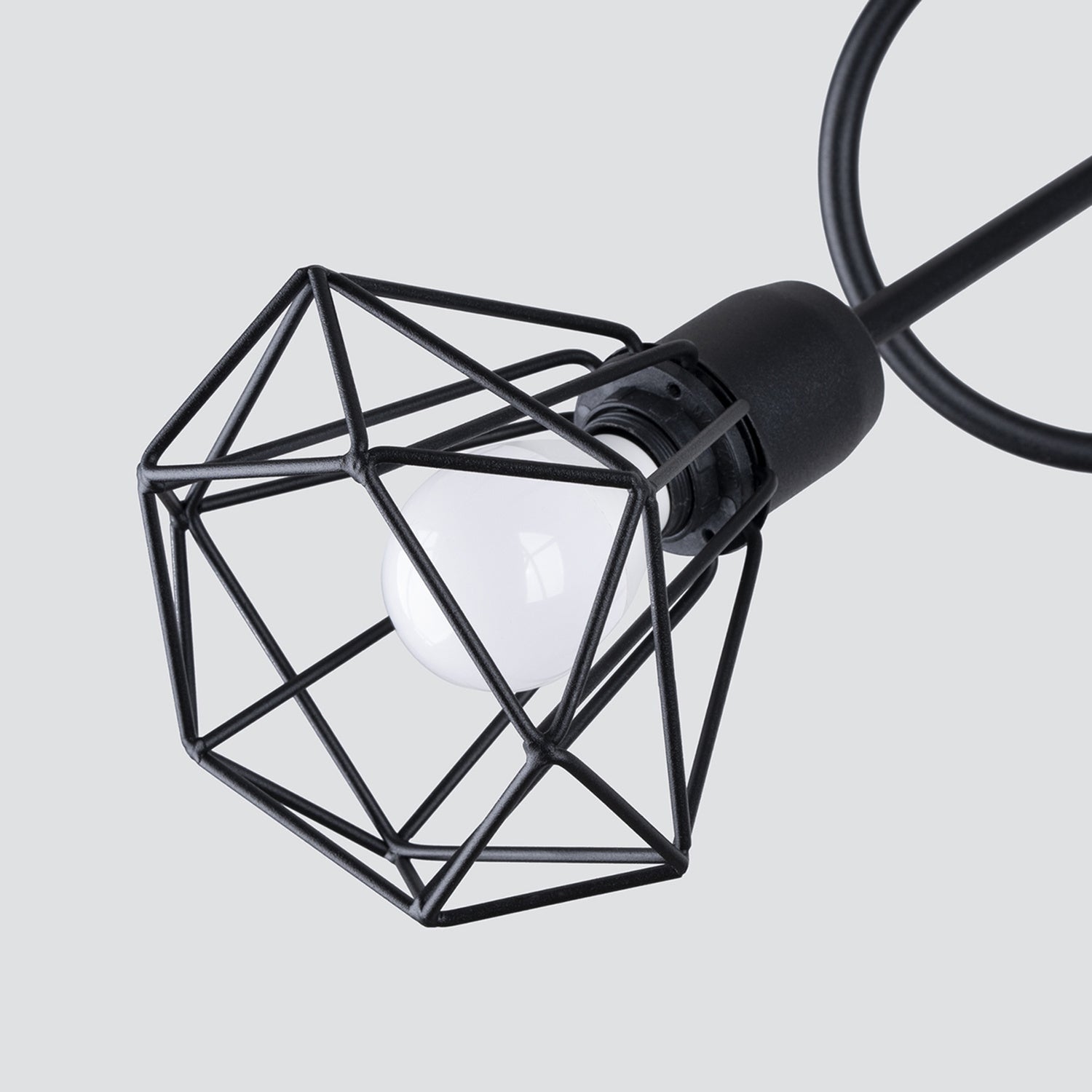 Lustre Artemis 3 branches noir, détail d'une cage en fil métallique