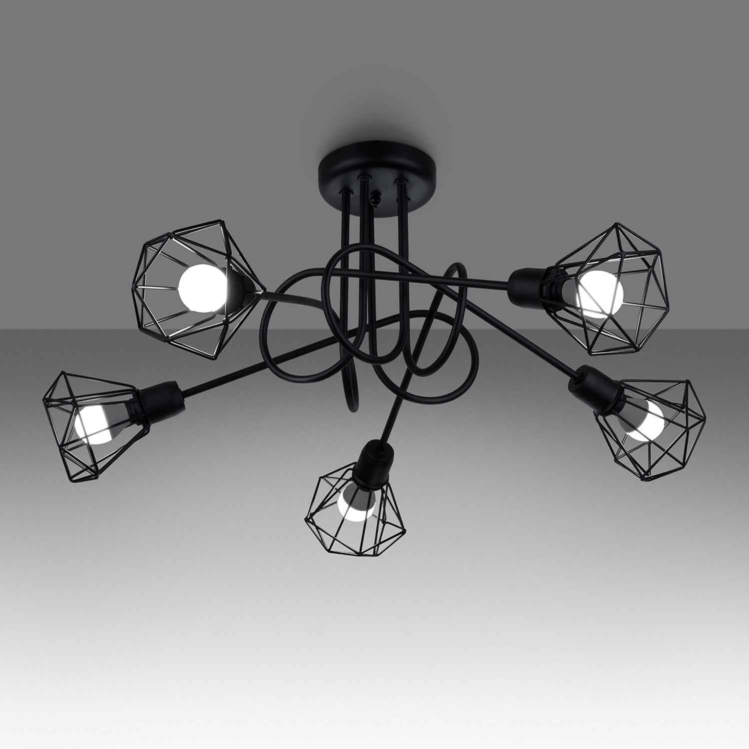 Lustre Artemis 5 branches noir allumé, ombres géométriques des cages