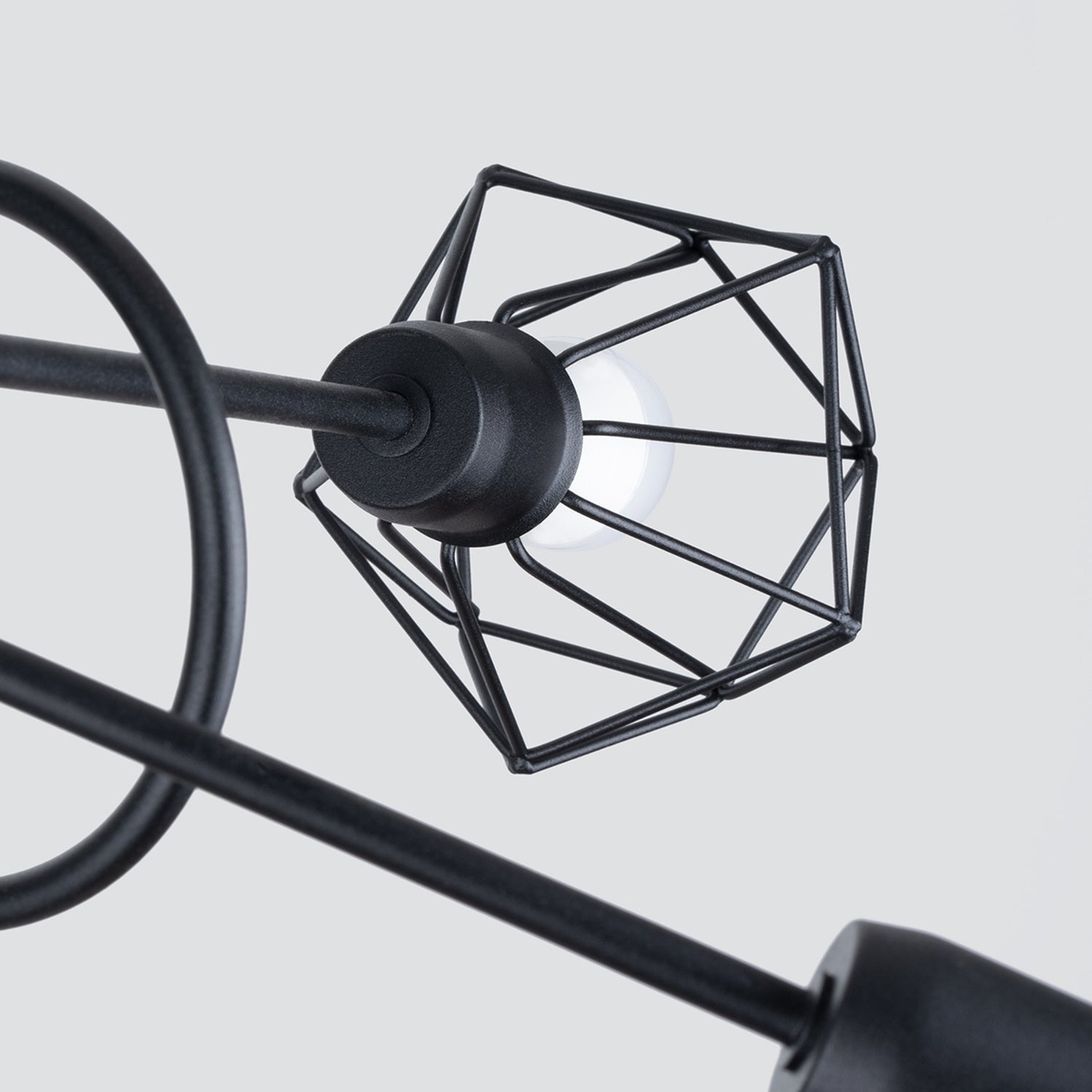 Lustre Artemis 5 branches noir, détail d'une cage en fil métallique