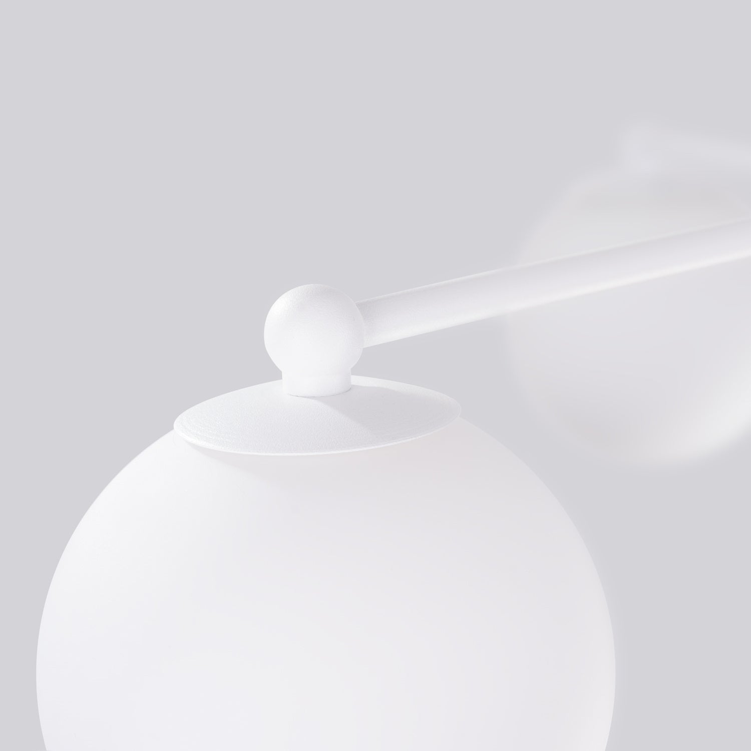 Lustre Astral 3 boules opale acier blanc G9, détail de la structure