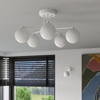 Lustre Astral 3 boules opale acier blanc G9 en situation dans un intérieur