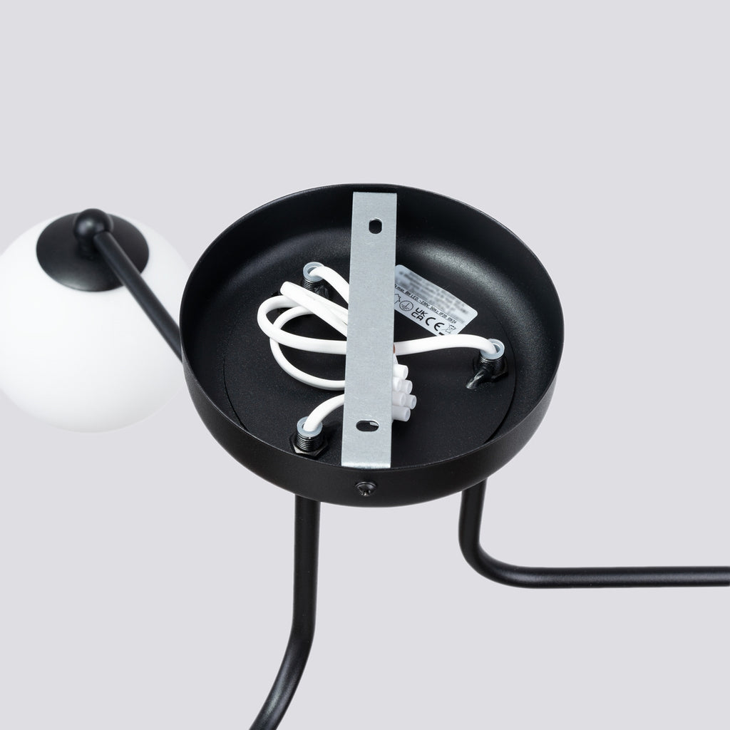Lustre Astral 3 boules opale acier noir G9 dans un intérieur