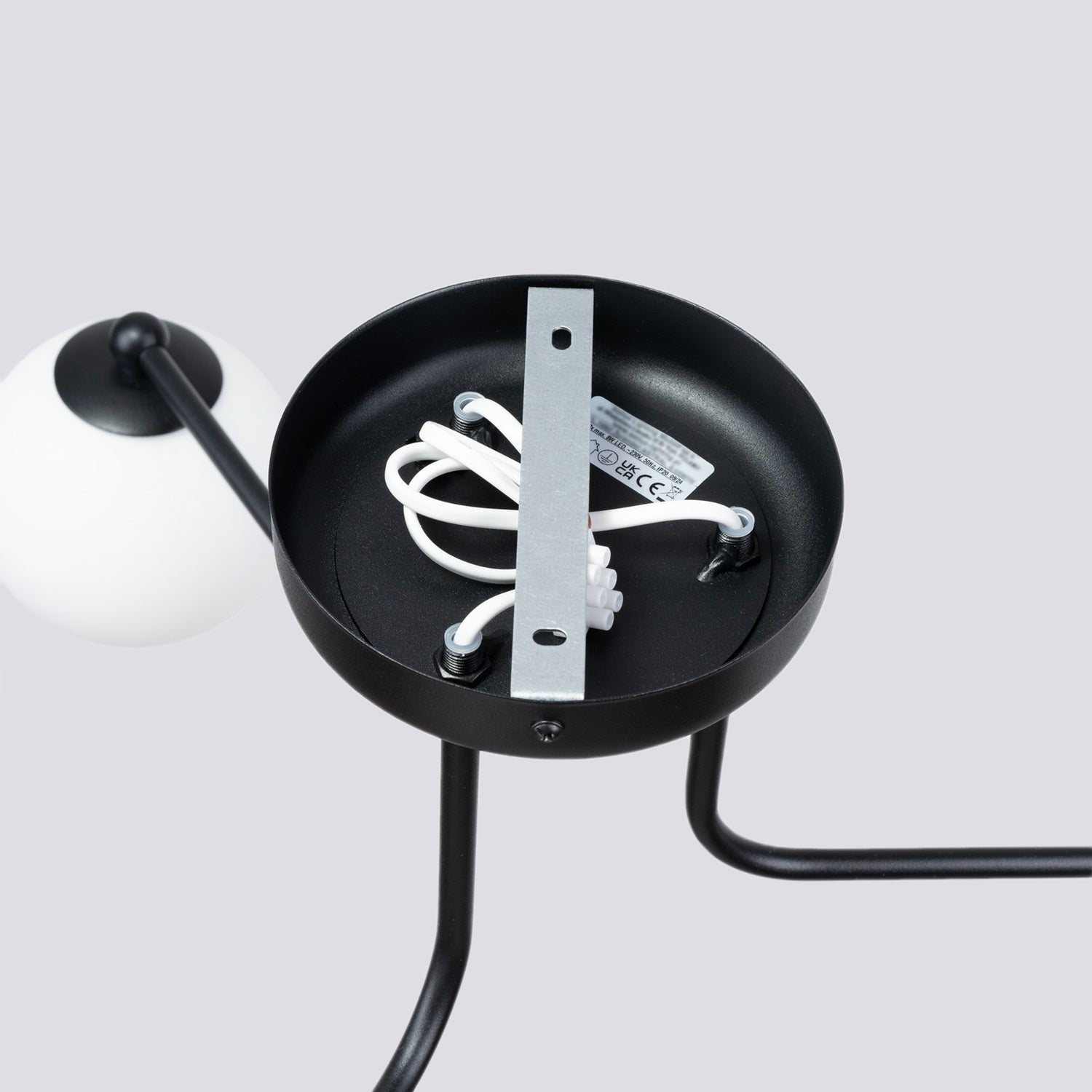 Lustre Astral 3 boules opale acier noir G9 dans un intérieur