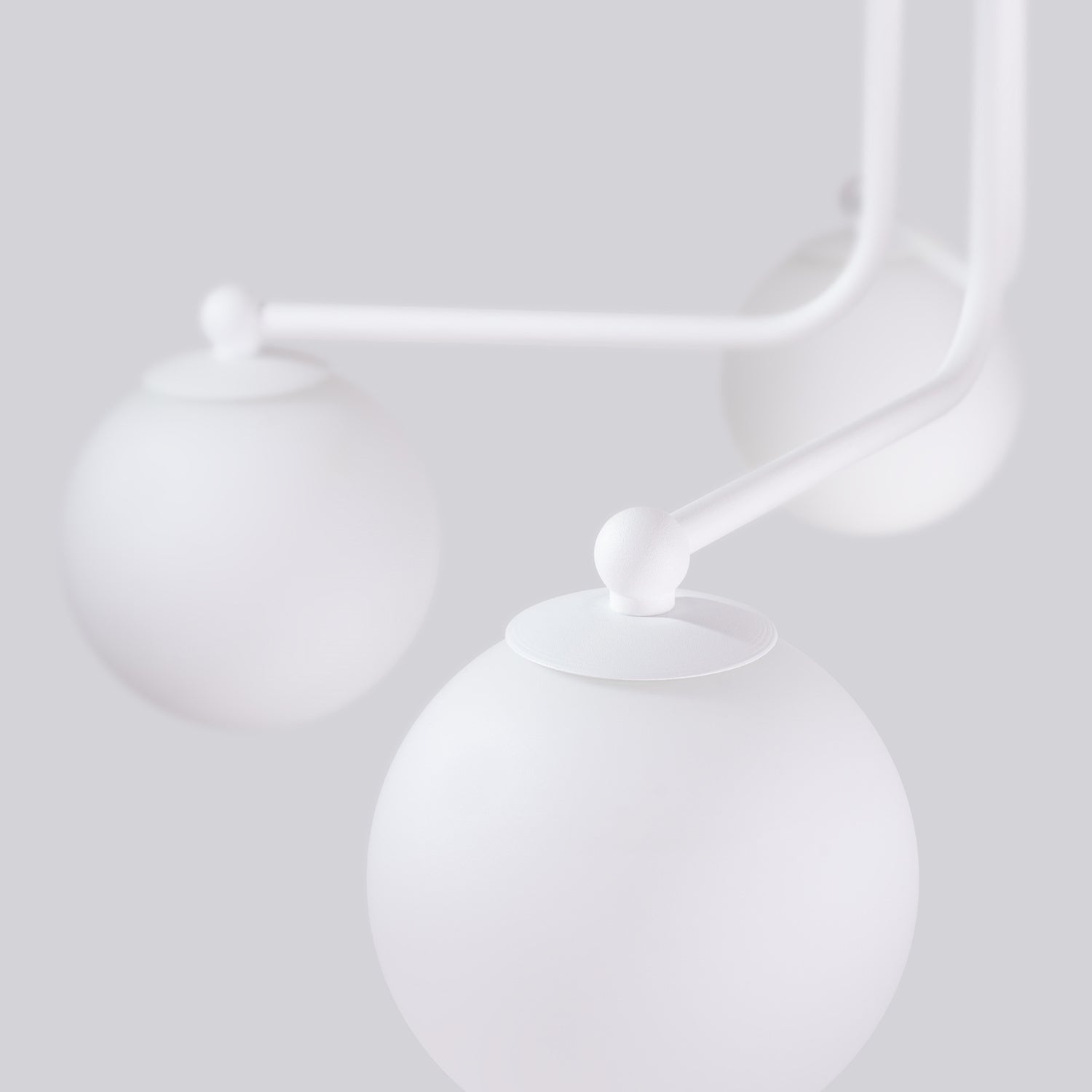 Lustre Astral 5 boules opale acier blanc G9, gros plan allumé