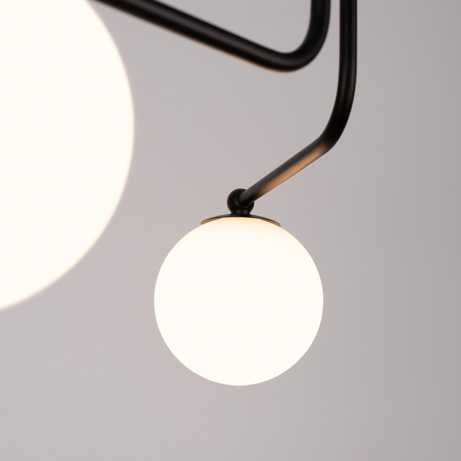 Lustre Astral 5 boules opale acier noir G9, détail de la structure