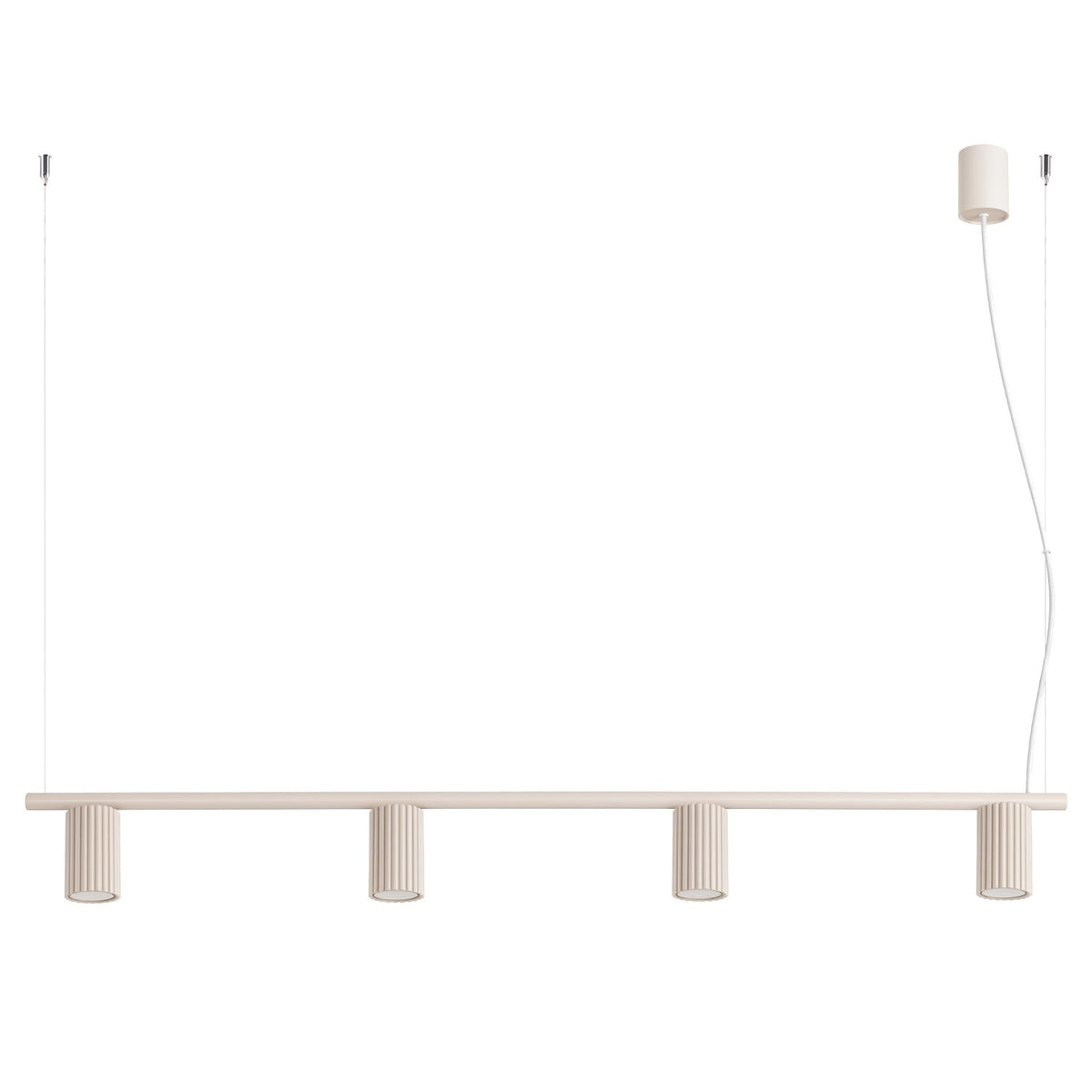 Lustre barre Karbon laque beige à quatre spots cannelés suspendu par deux câbles sur fond blanc