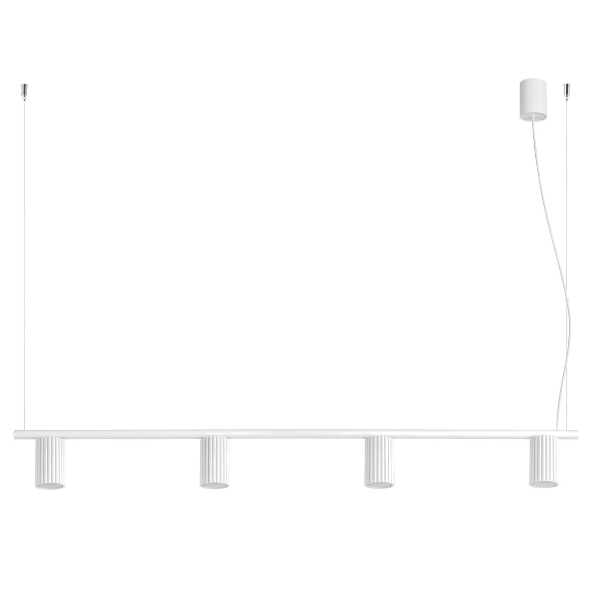 Lustre barre Karbon laque blanche à quatre spots cannelés suspendu par deux câbles sur fond blanc