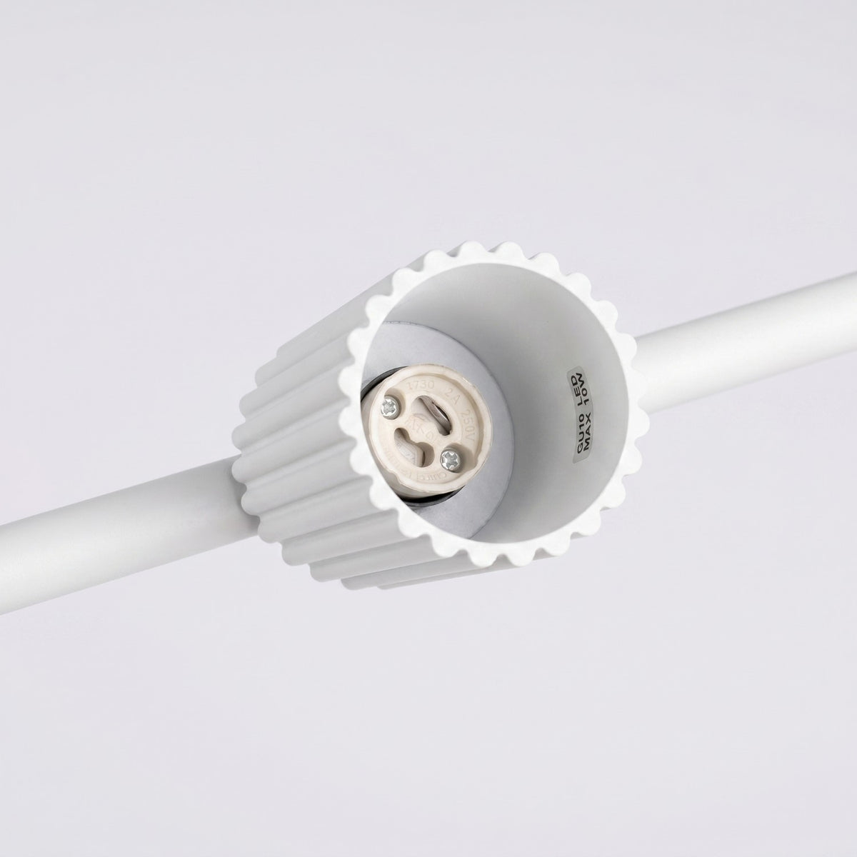 Douille GU10 au fond d'un spot laque blanche du lustre Karbon avec son étiquette LED 10 W maximum
