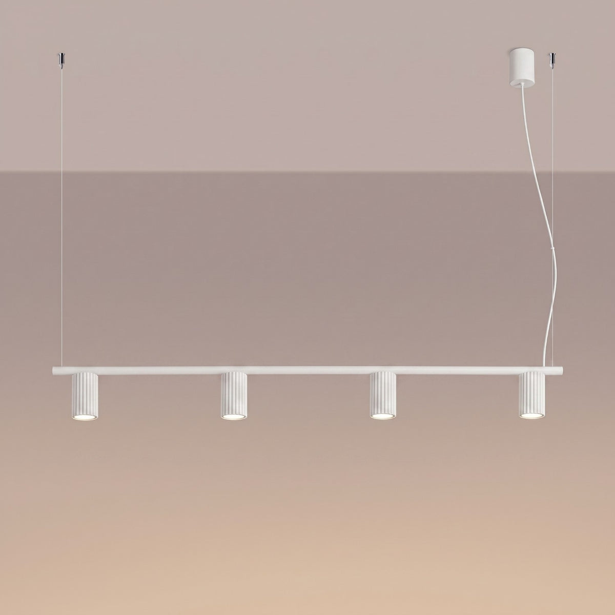 Lustre barre Karbon laque blanche sur fond dégradé avec ses quatre spots allumés