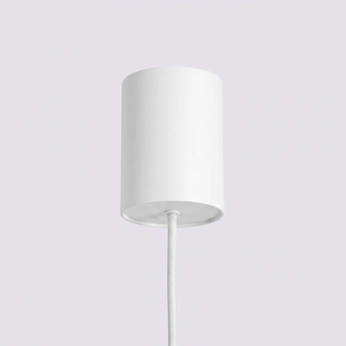Rosace cylindrique laque blanche du lustre Karbon et son câble d'alimentation tressé