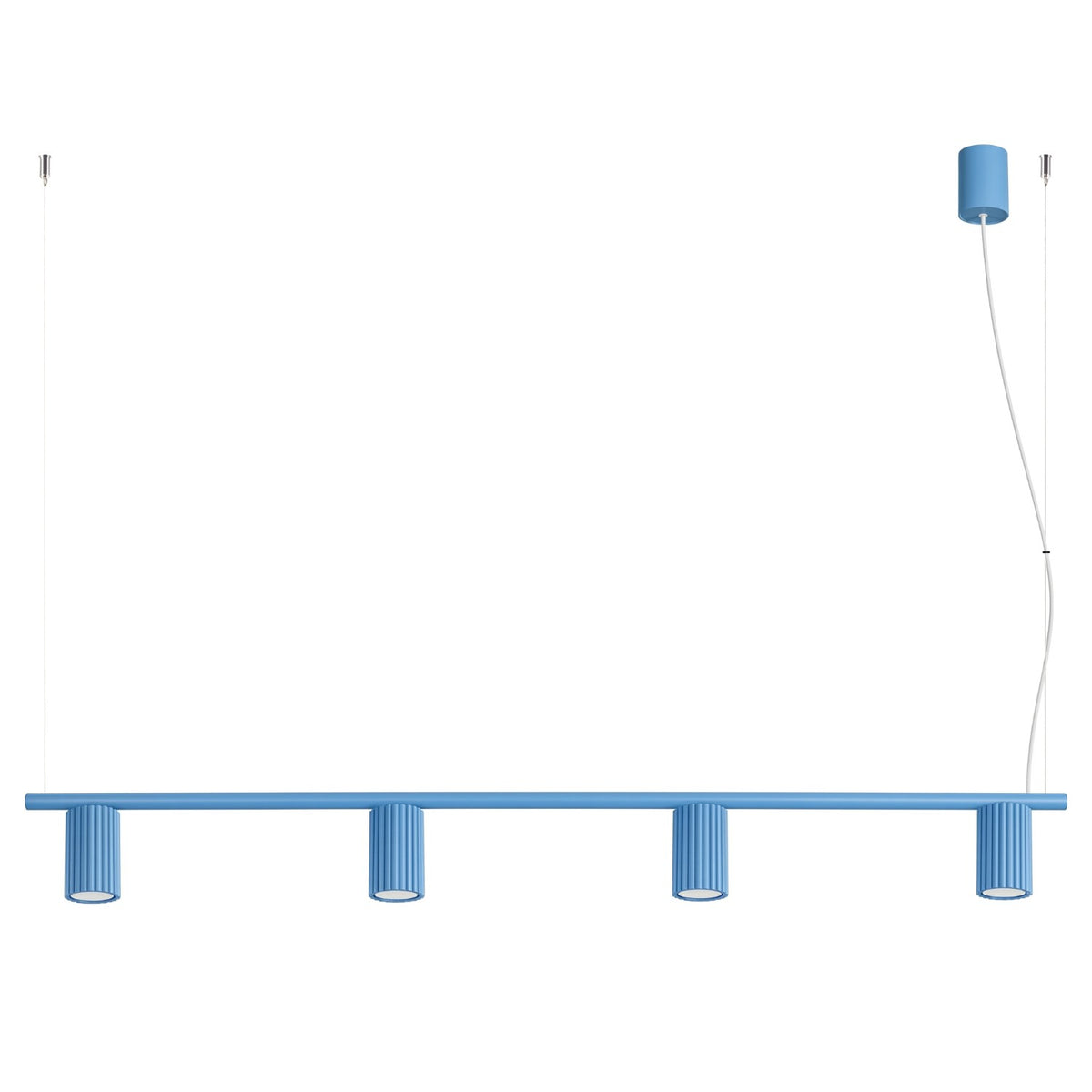 Lustre barre Karbon laque bleu azur à quatre spots cannelés suspendu par deux câbles sur fond blanc