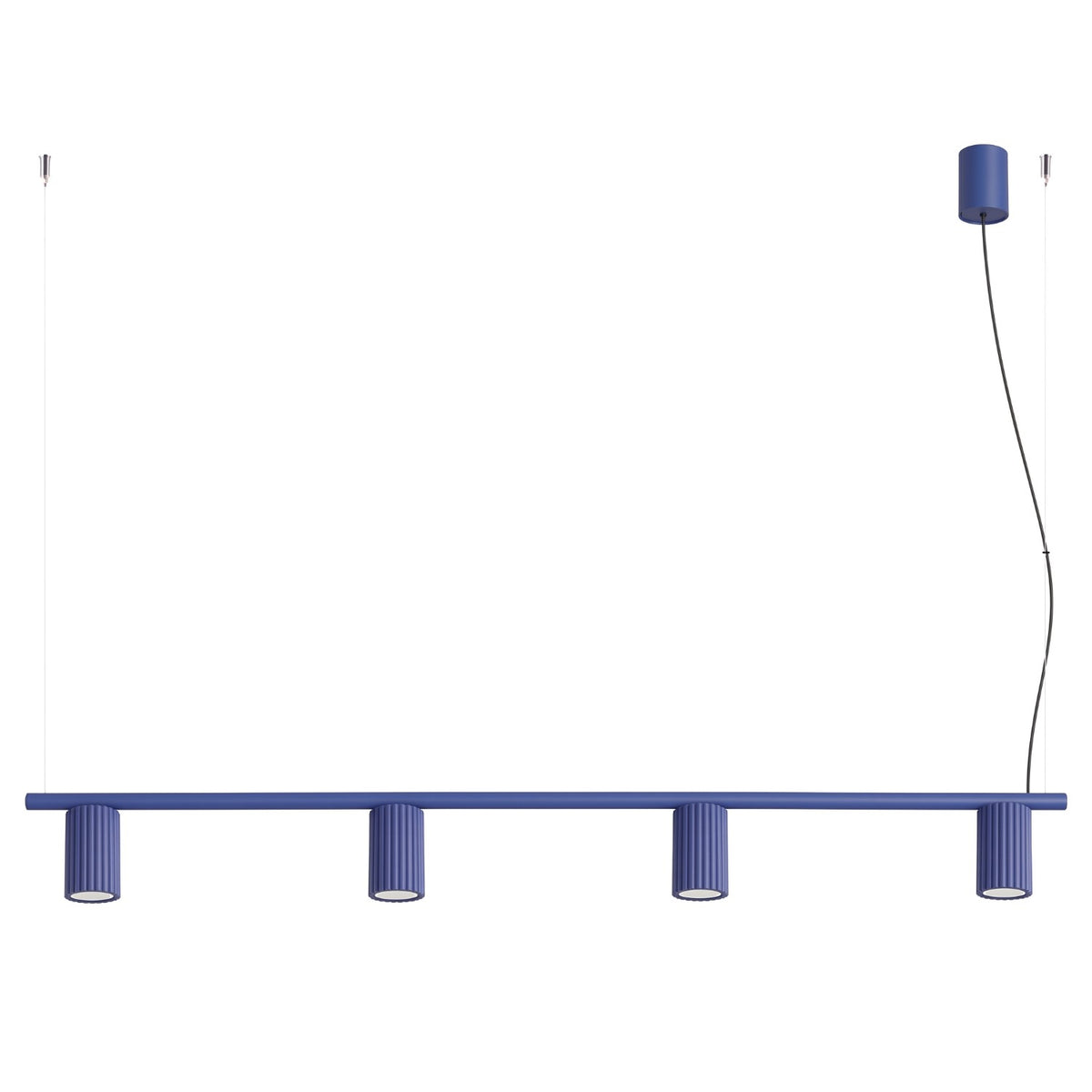 Lustre barre Karbon laque bleu outremer à quatre spots cannelés suspendu par deux câbles sur fond blanc
