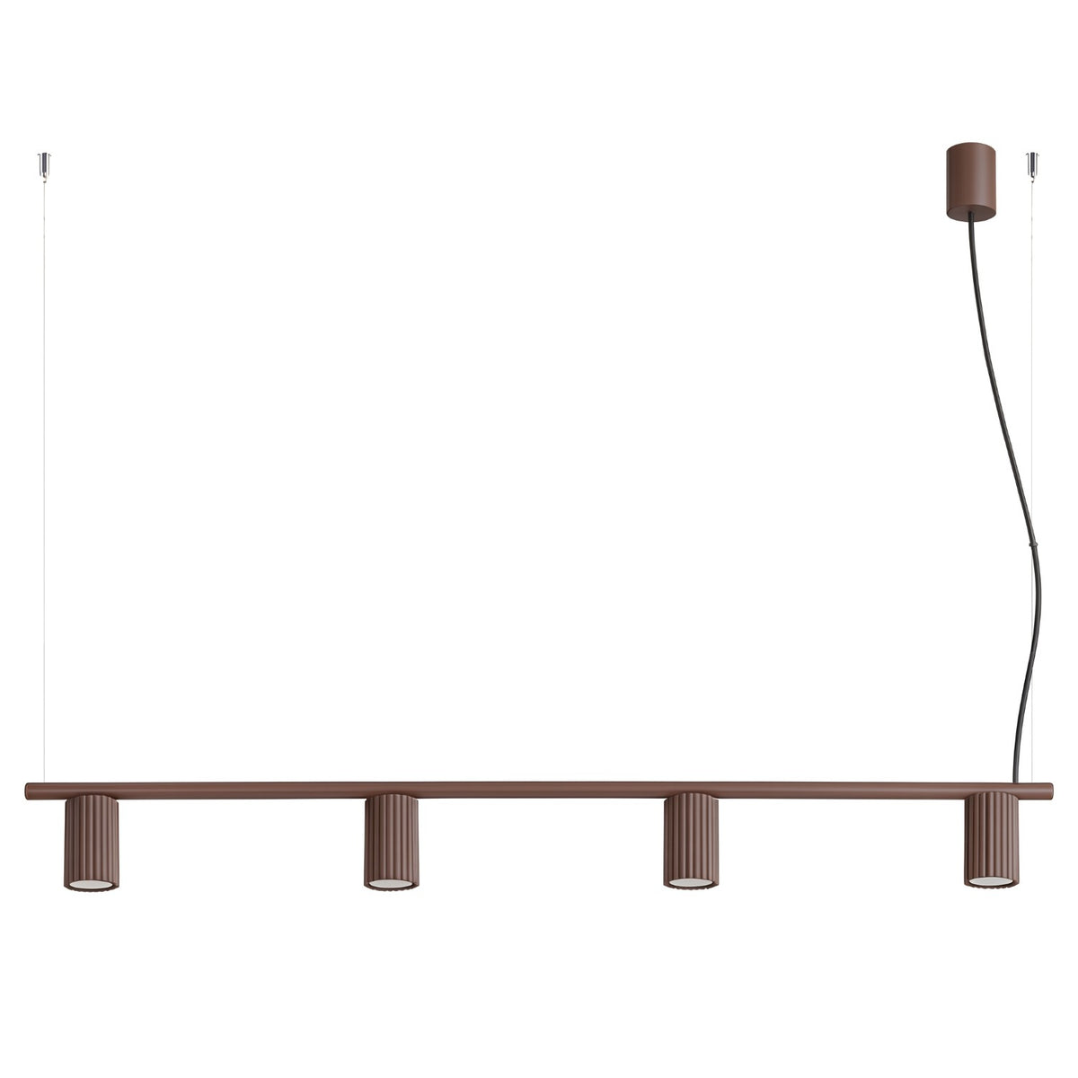 Lustre barre Karbon laque brune à quatre spots cannelés suspendu par deux câbles sur fond blanc