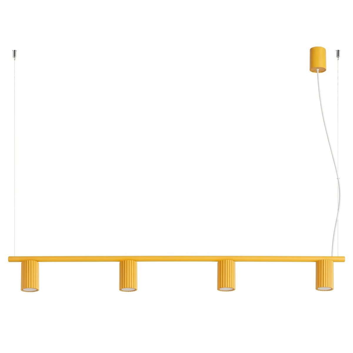 Lustre barre Karbon laque jaune à quatre spots cannelés suspendu par deux câbles sur fond blanc