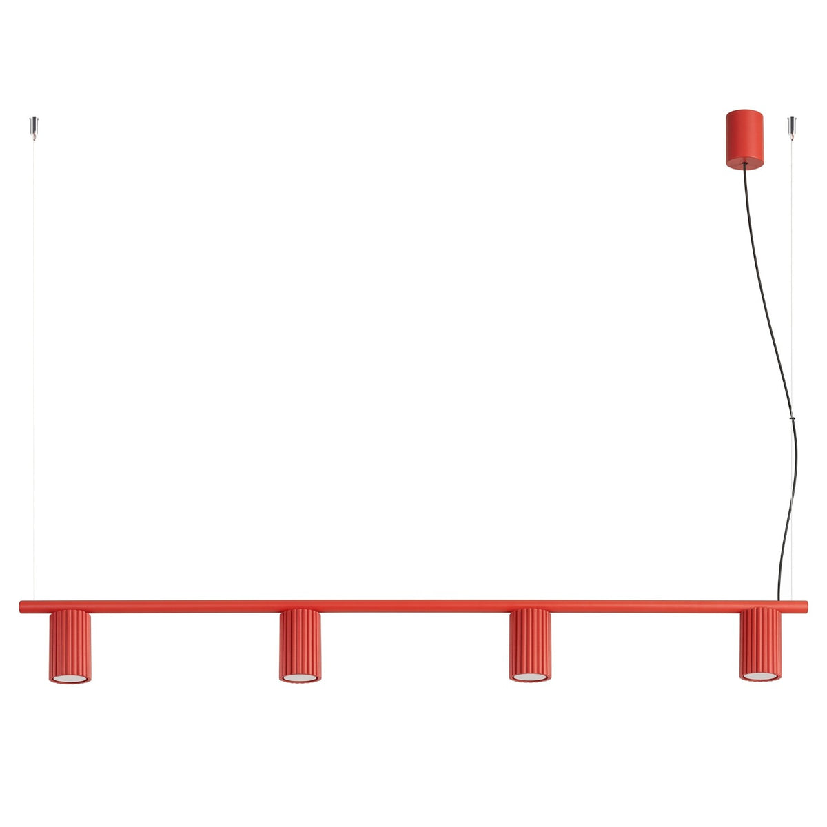 Lustre barre Karbon laque rouge à quatre spots cannelés suspendu par deux câbles sur fond blanc