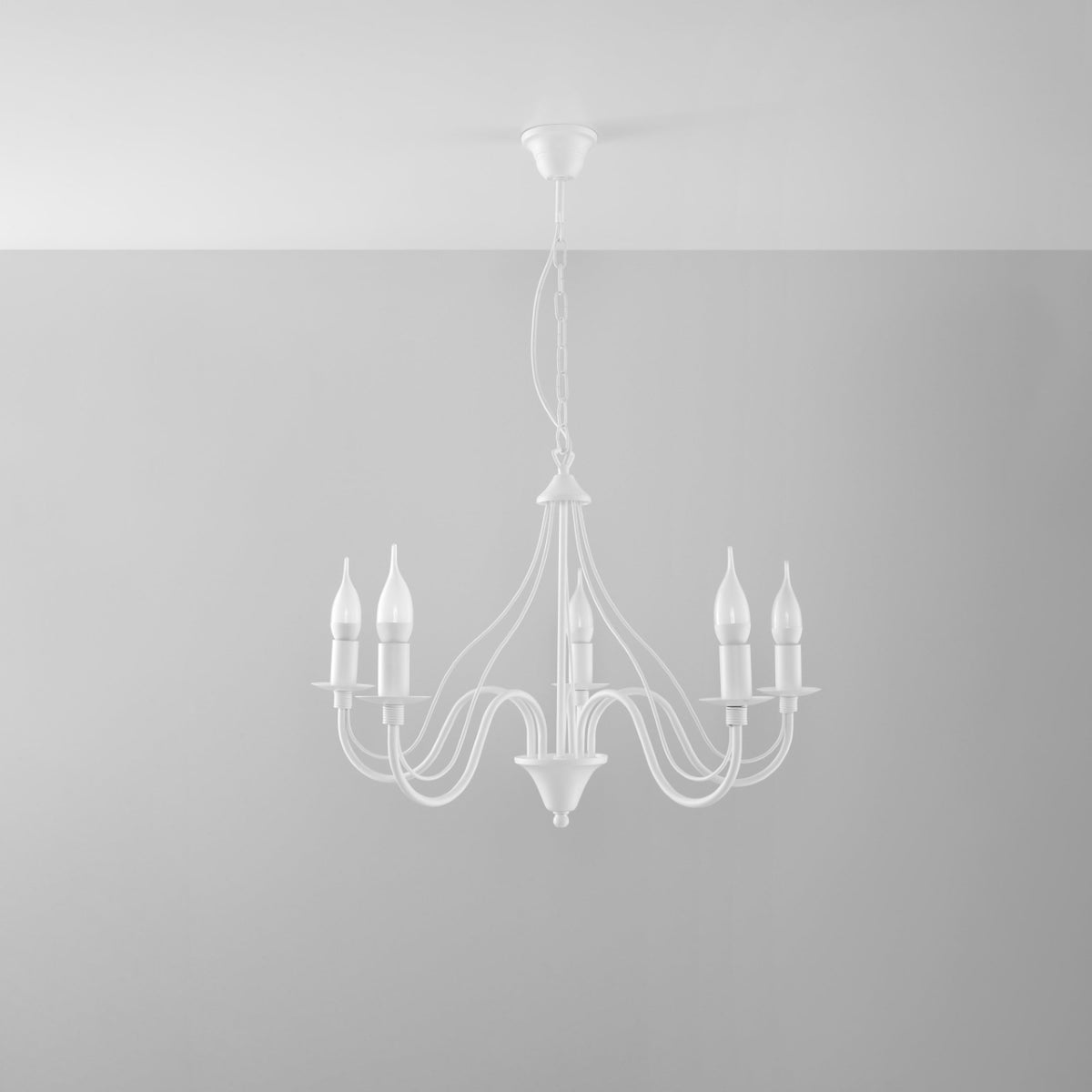Lustre Minerwa 5 bras en métal blanc suspendu à sa chaîne sous un plafond clair