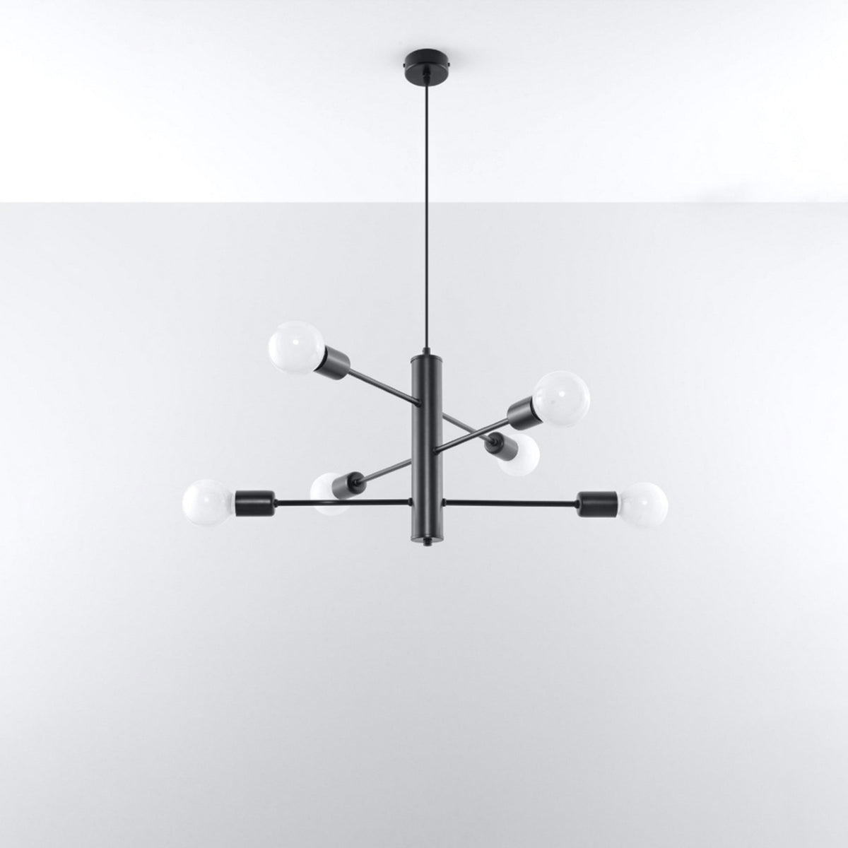 Lustre Duomo noir suspendu sous un plafond blanc avec ses six ampoules éteintes