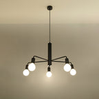 Lustre Duomo noir allumé sous un plafond clair avec ses cinq ampoules globes éclairées