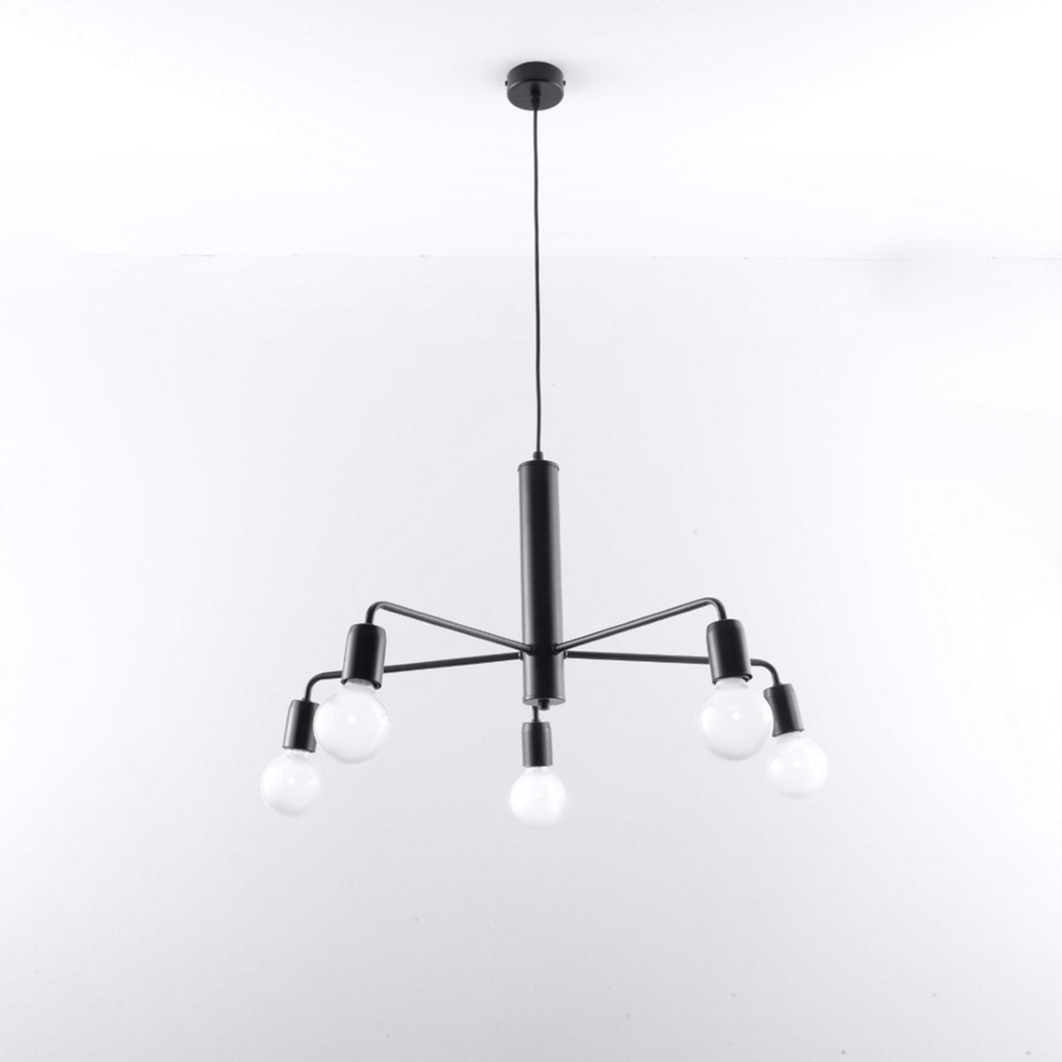 Lustre Duomo noir éteint suspendu sous un plafond blanc
