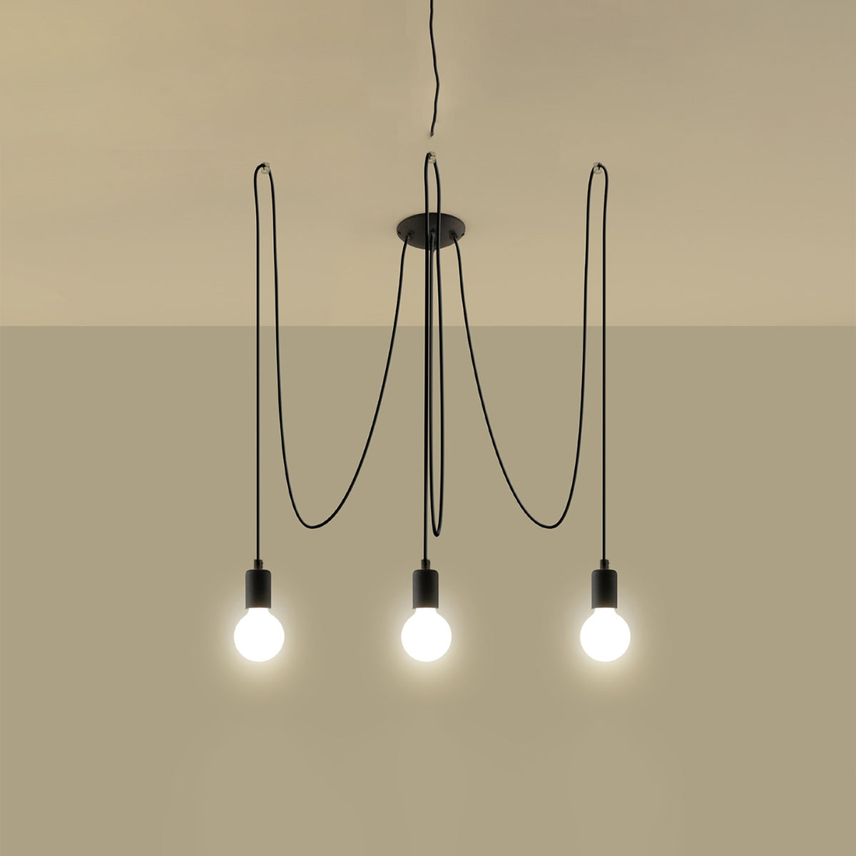 Lustre Edison noir allumé avec ses trois ampoules globe à la même hauteur