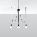 Lustre Edison noir sous un plafond clair avec ses câbles passés dans des crochets et trois ampoules globe