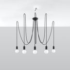 Lustre Edison noir sur fond gris avec ses cinq câbles drapés d'un crochet à l'autre