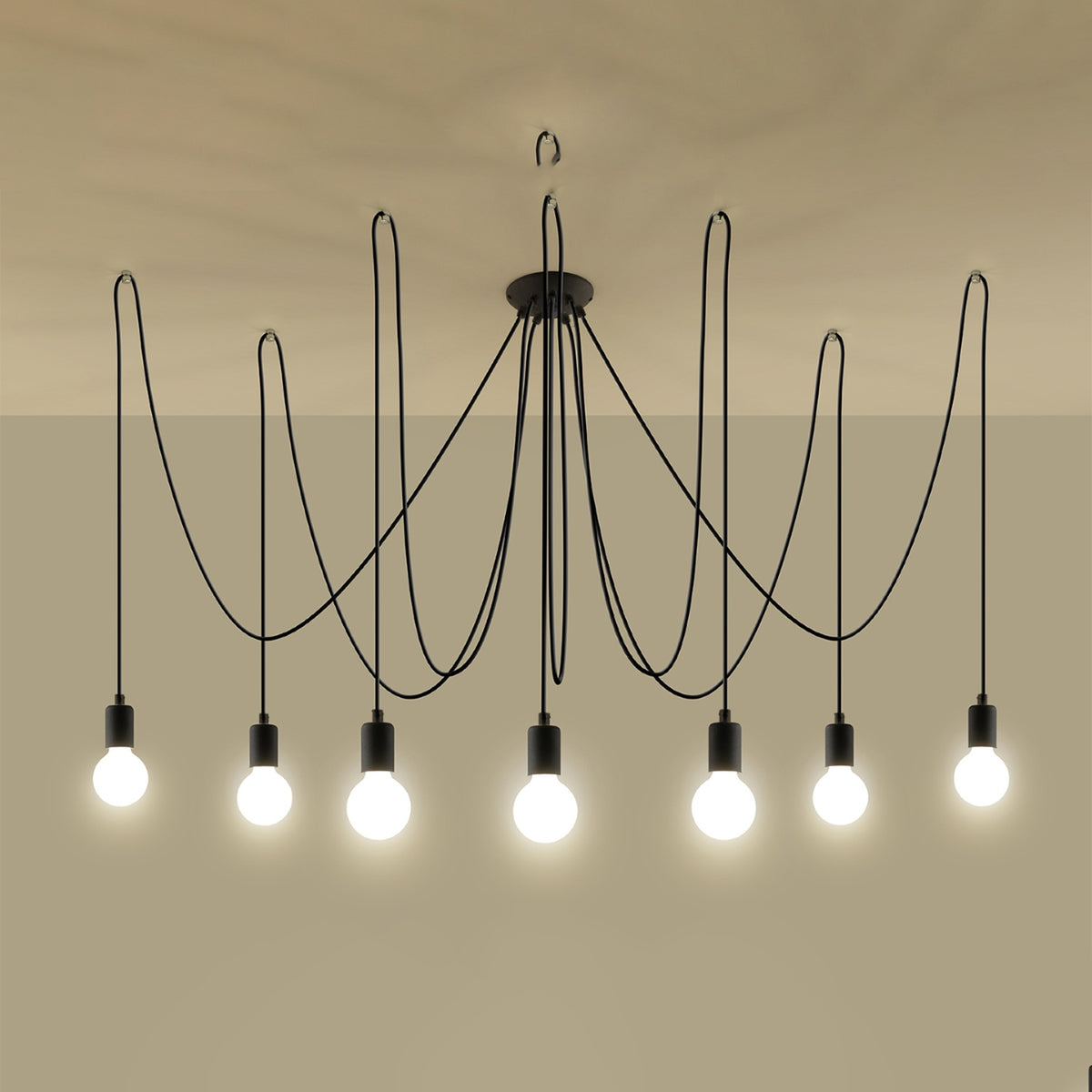 Lustre Edison noir allumé avec ses sept ampoules globe alignées sous un plafond beige