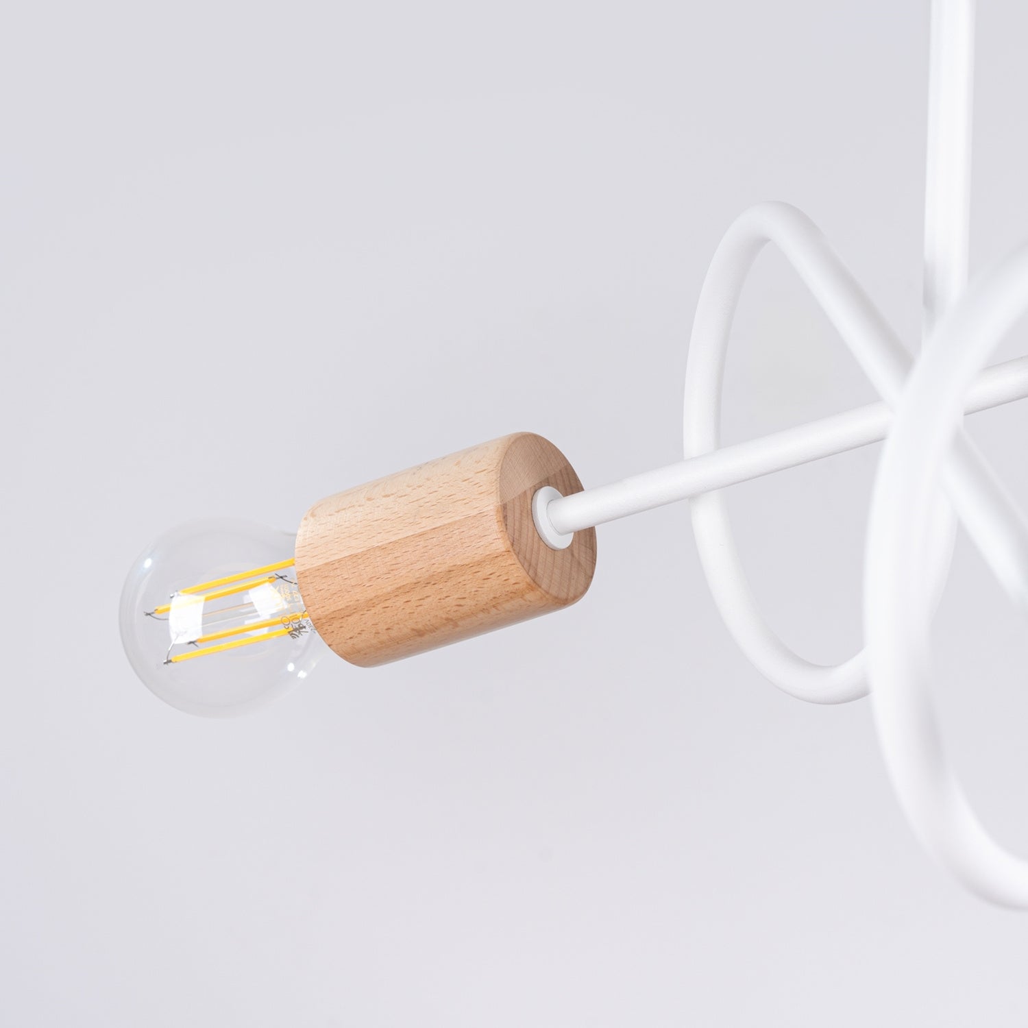 Lustre Ember 3 bois et métal blanc E27 dans un intérieur