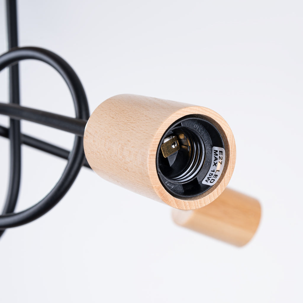 Lustre Ember 3 bois et métal noir E27, gros plan allumé