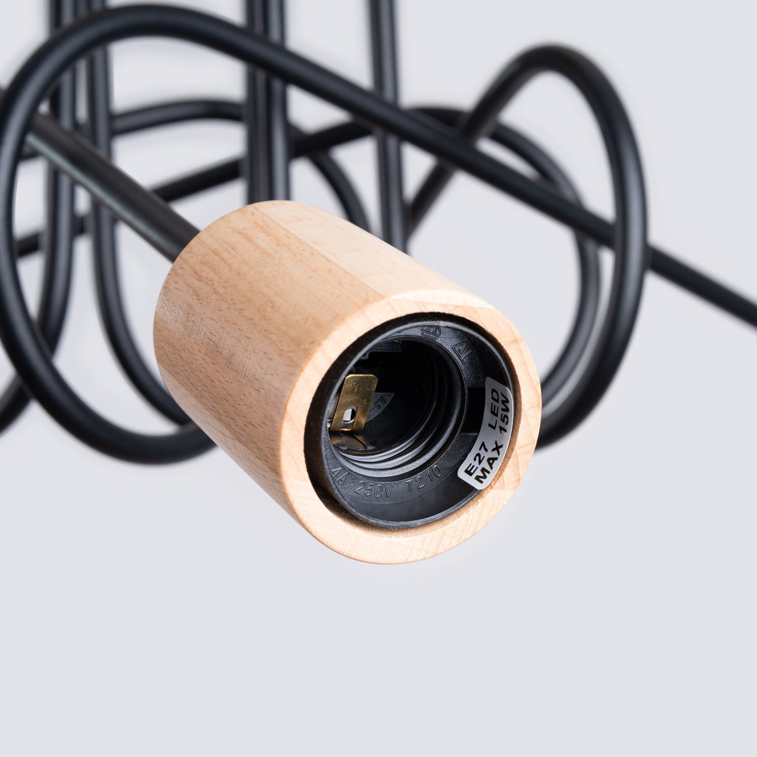 Lustre Ember 5 bois et métal noir E27, gros plan allumé
