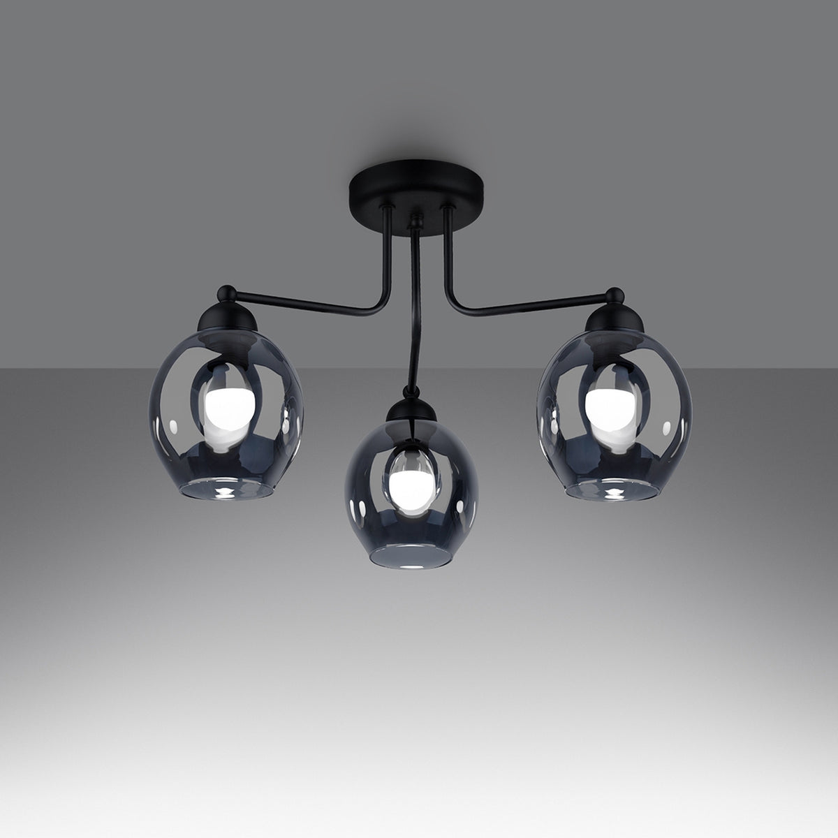 Lustre Fillan 3 lumières allumé avec ses ampoules visibles à travers le verre fumé