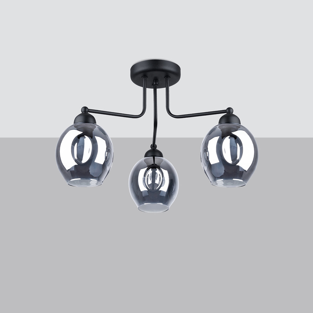 Lustre Fillan 3 lumières fixé au plafond vu de face sur fond gris