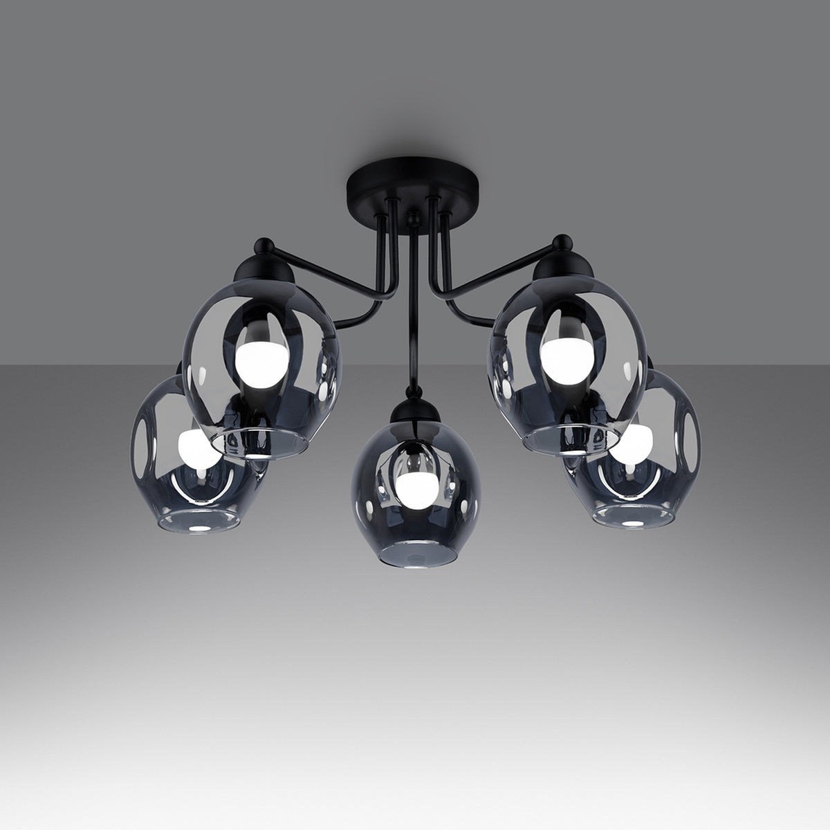 Lustre Fillan allumé avec les cinq ampoules visibles à travers le verre fumé