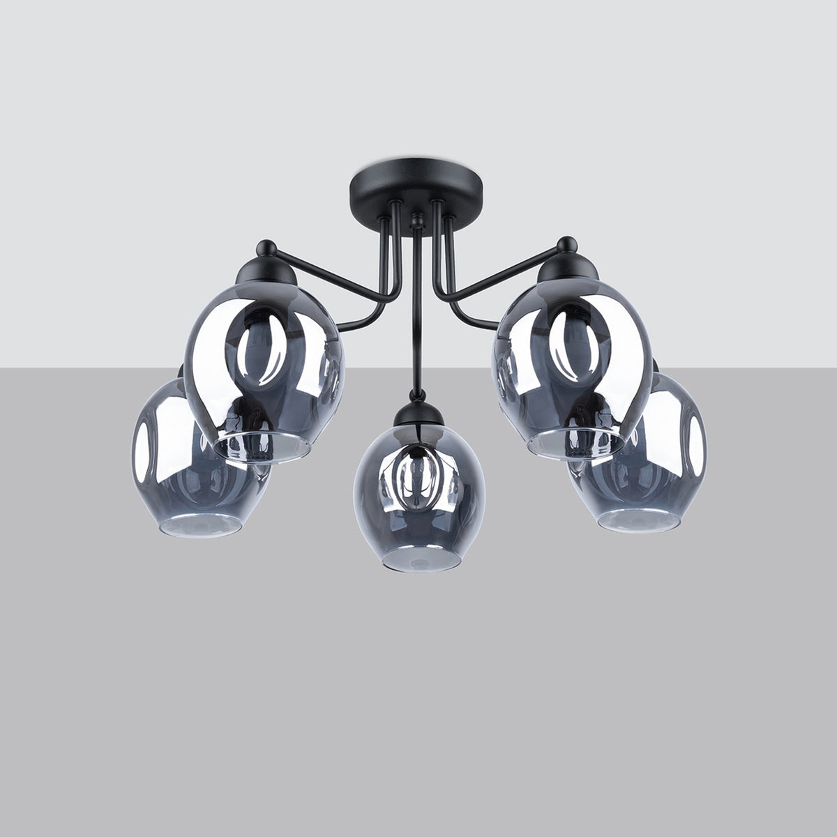 Lustre Fillan à cinq globes en verre fumé et acier noir sur fond gris