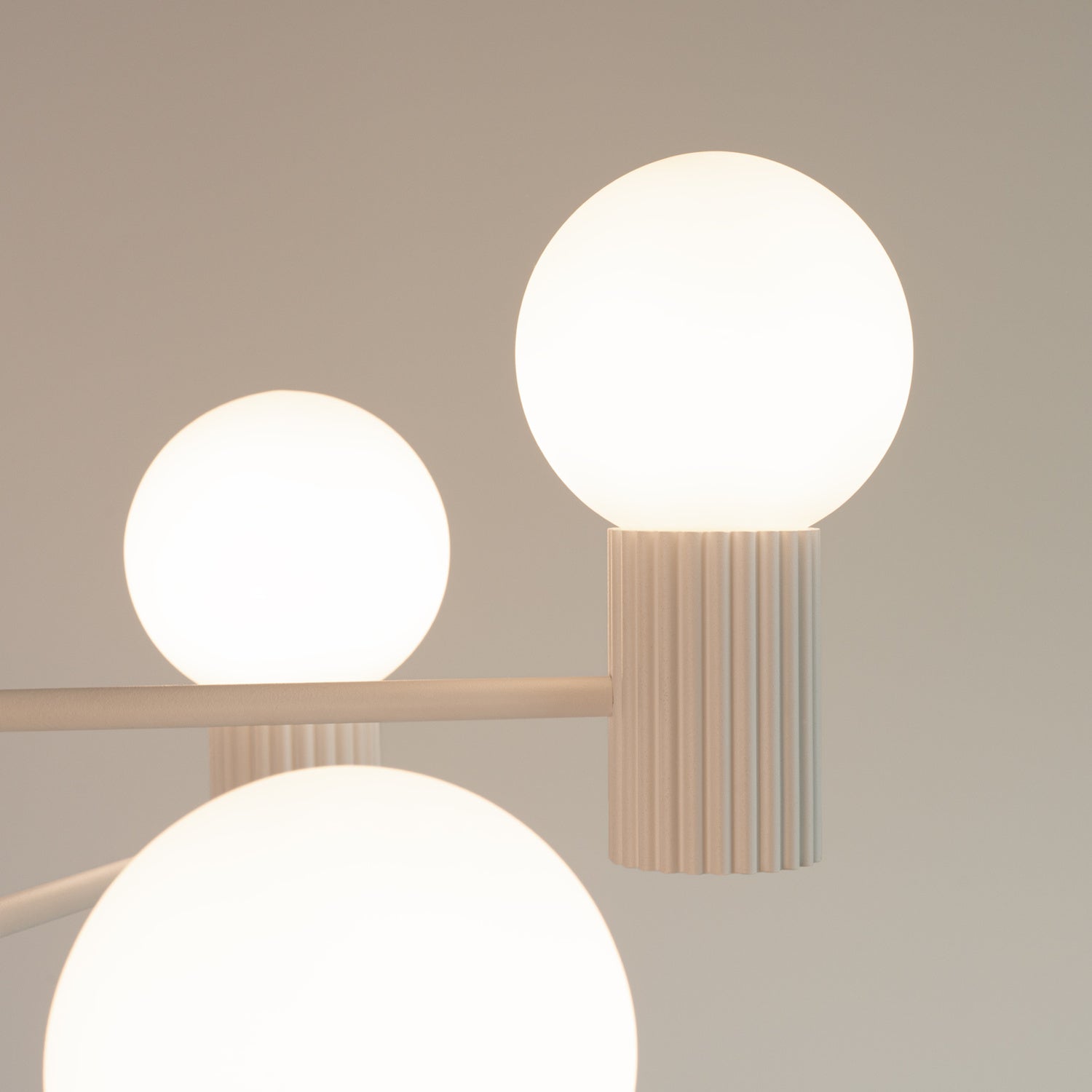 Détail du culot cannelé, lustre Halo beige