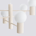 Lustre Halo 6 boules opale beige, vue rapprochée