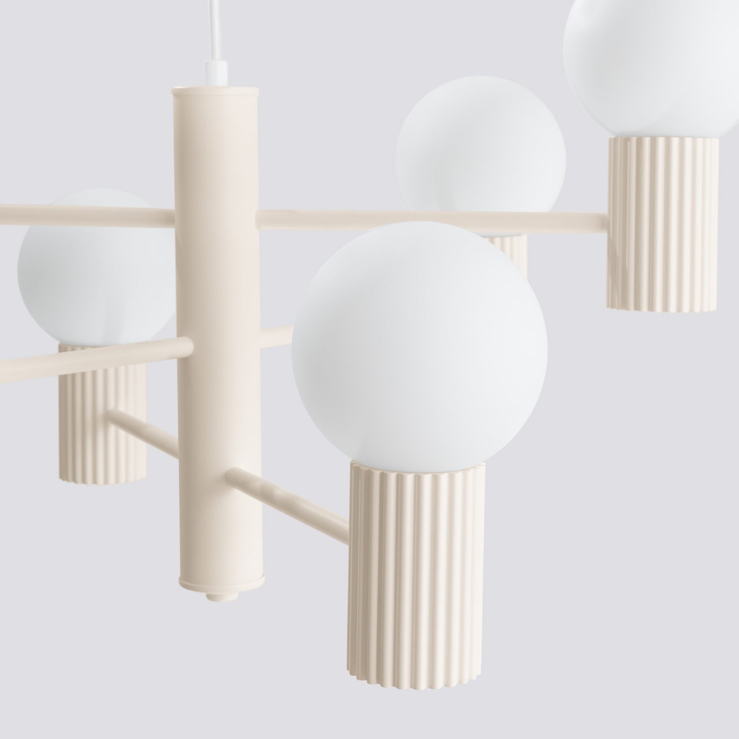 Lustre Halo 6 boules opale beige, vue rapprochée