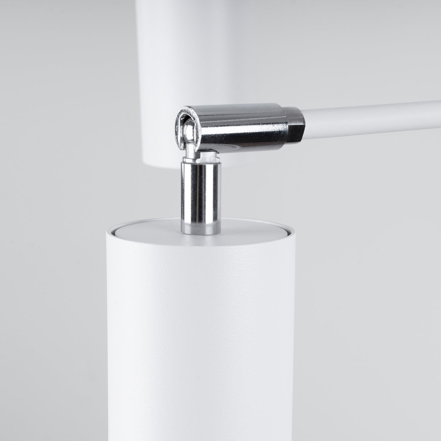 Lustre Lemmi 6 acier blanc GU10, détail d'un spot sur rotule chromée