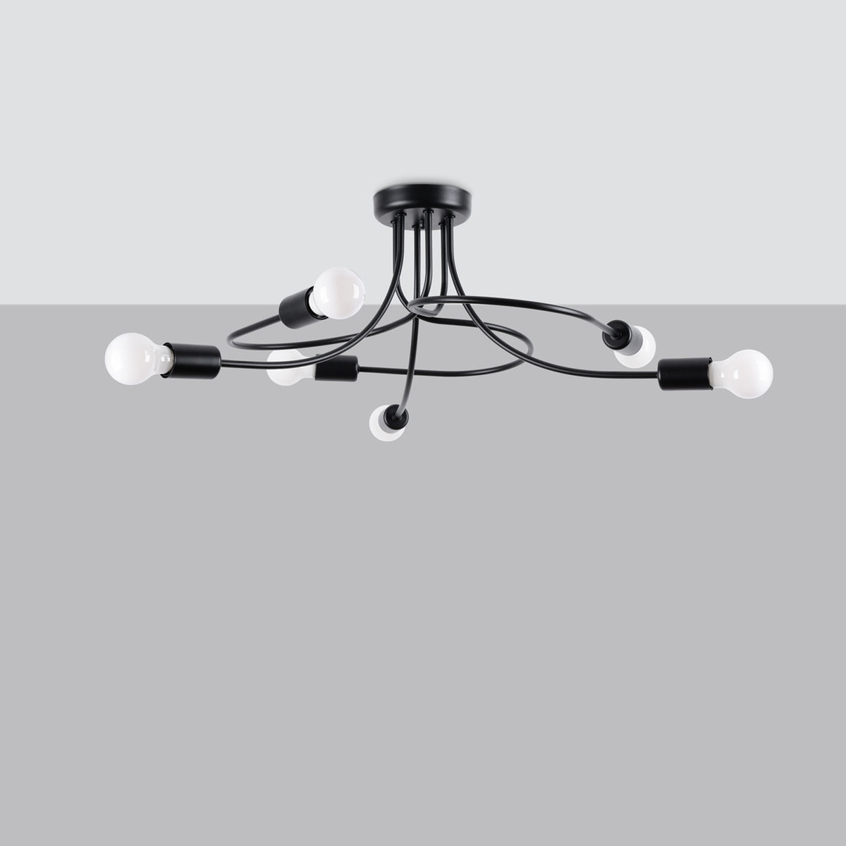 Lustre Levar 6 lumières noir fixé au plafond éteint sur fond gris