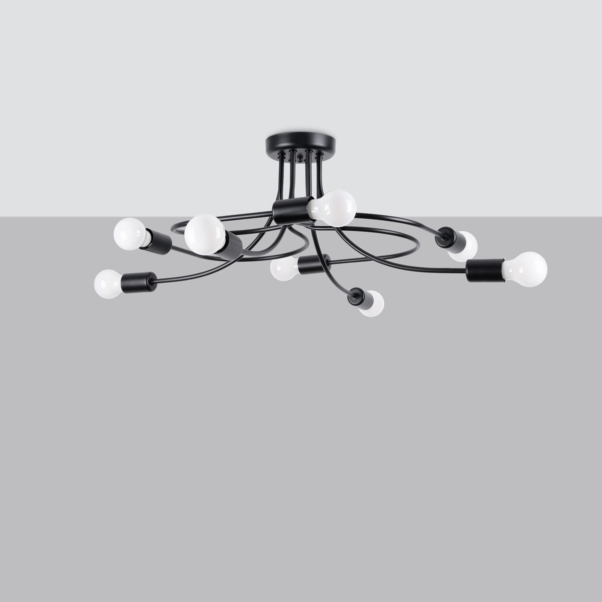 Lustre Levar 8 lumières noir fixé au plafond vu de face sur fond gris