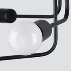Détail d'une douille noire du lustre Norah et de son ampoule globe