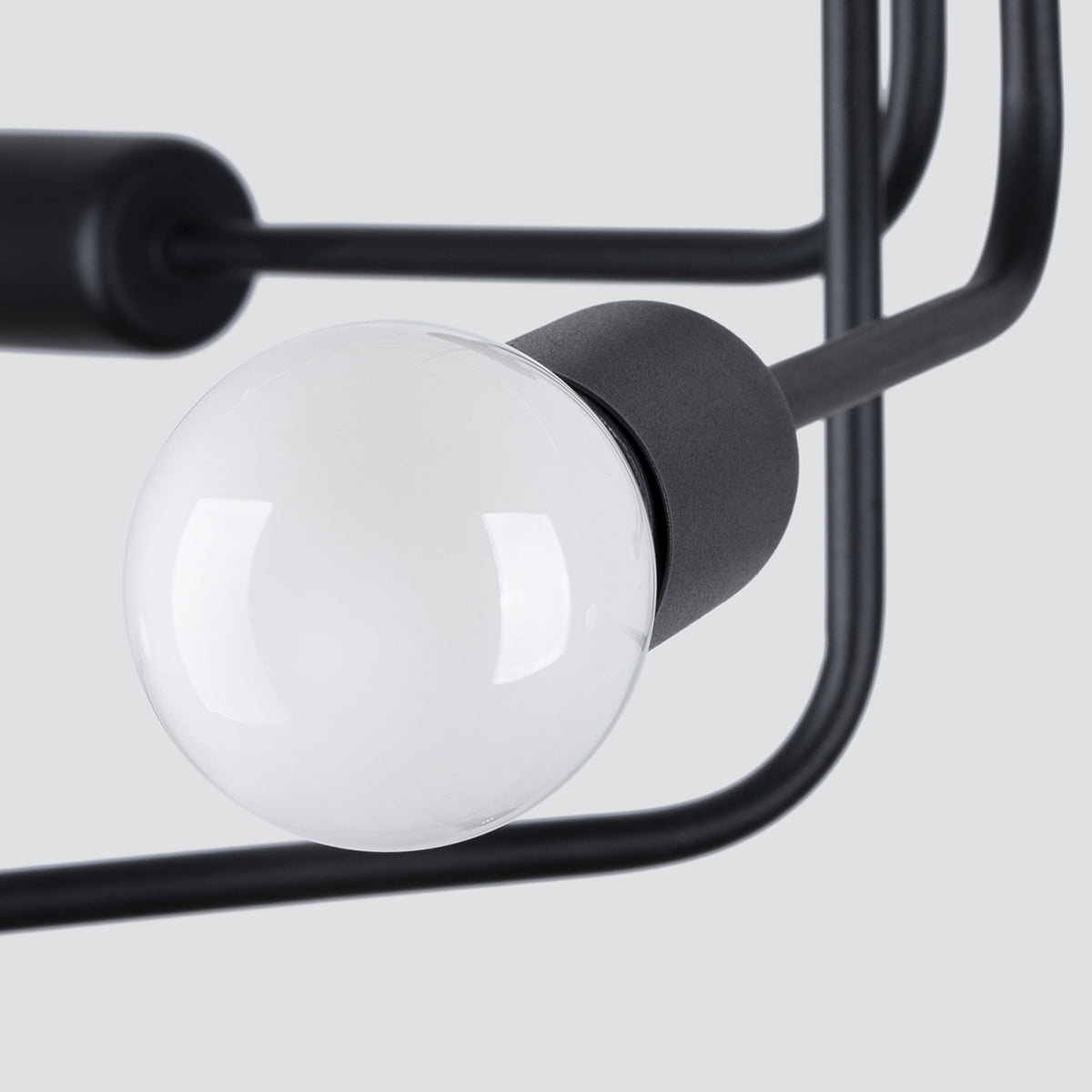 Détail d'une douille noire du lustre Norah et de son ampoule globe