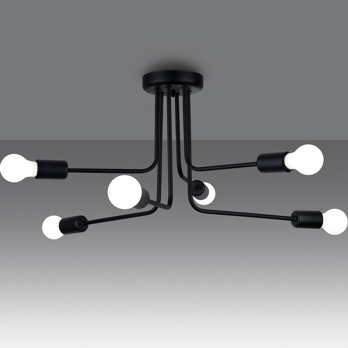 Lustre Norah à six branches noires vu de trois quarts sur un fond gris sombre