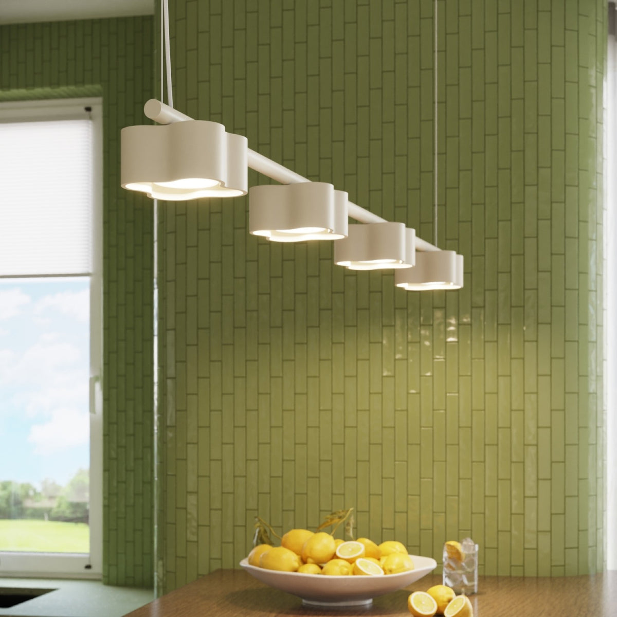 Gros plan du lustre Ovio 4 laque beige allumé au-dessus d’un plan de travail