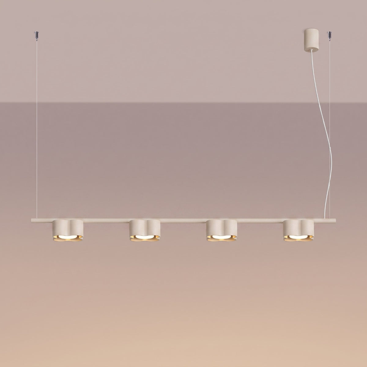 Lustre Ovio 4 laque beige allumé qui éclaire vers le bas