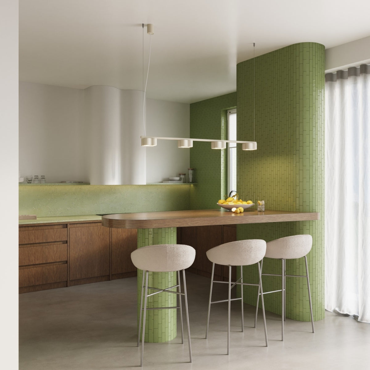 Lustre Ovio 4 laque beige allumé au-dessus d’un comptoir de cuisine