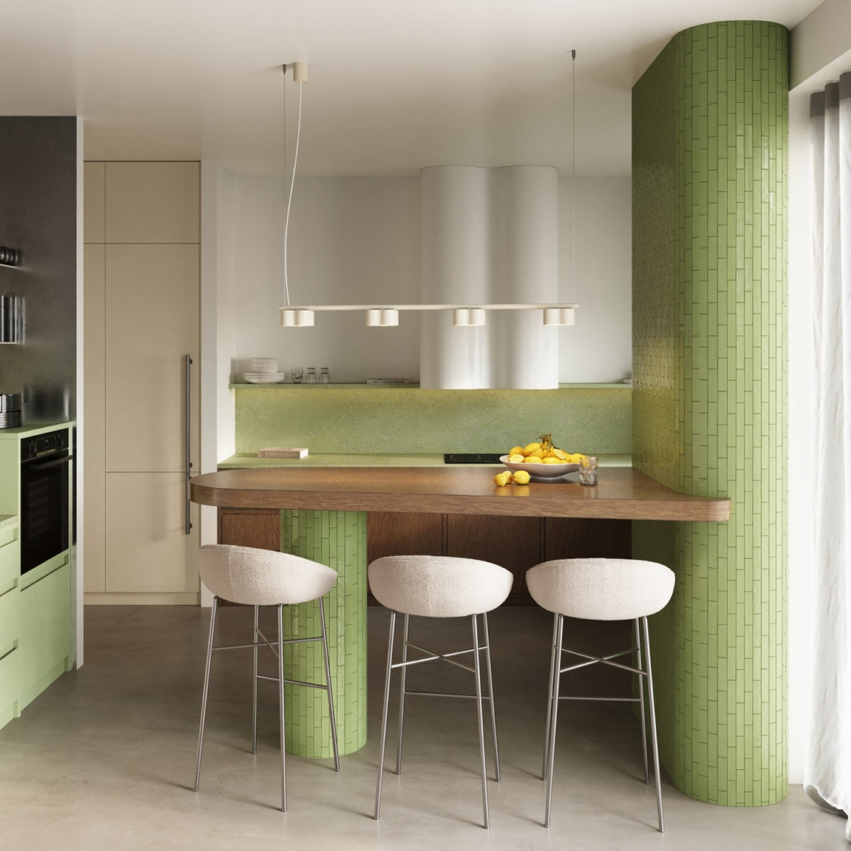 Lustre Ovio 4 laque beige au-dessus d’un comptoir de cuisine bordé de tabourets de bar