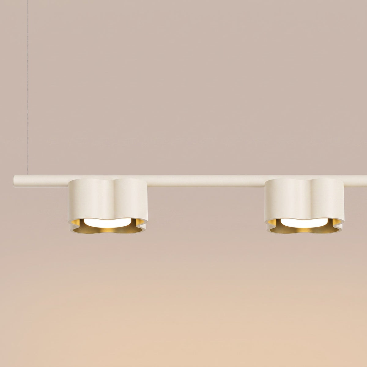 Deux têtes du lustre Ovio 4 laque beige allumées avec la lumière vers le bas