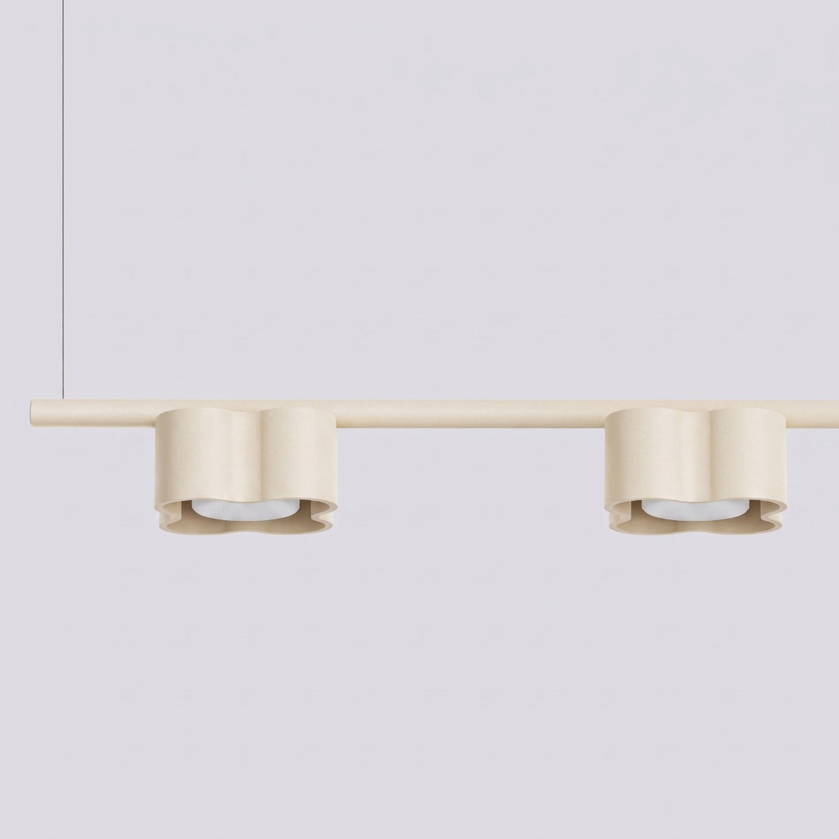 Deux têtes ondulées du lustre Ovio 4 laque beige sur la barre