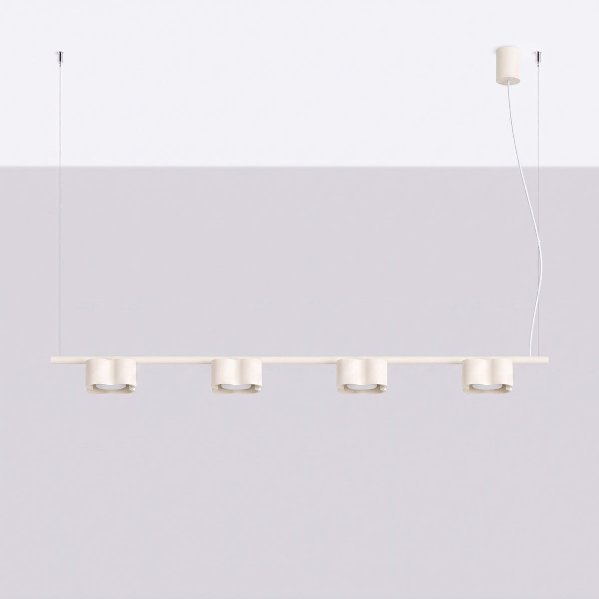 Lustre Ovio 4 laque beige éteint suspendu sous le plafond